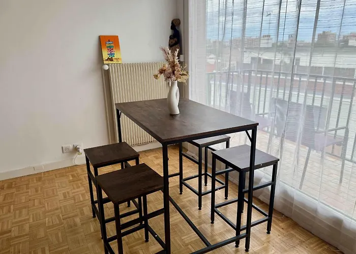 Elegant 2-room With Balcony & Eiffel Tower View *